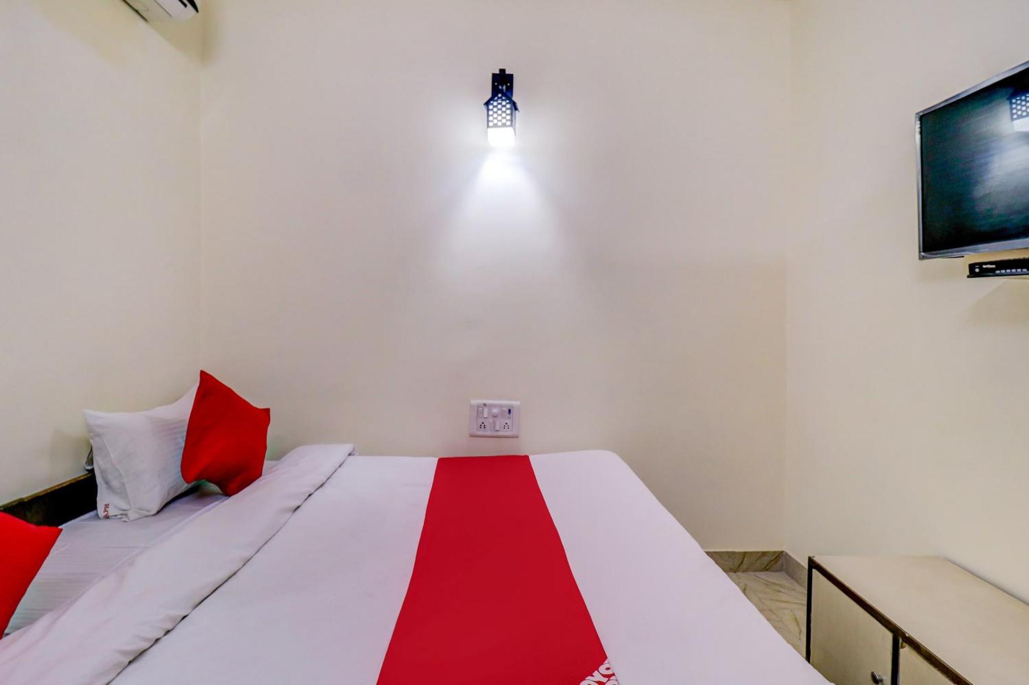Hotel O Rs Hotels Near Pitampura Metro Delhi  Bagian luar foto