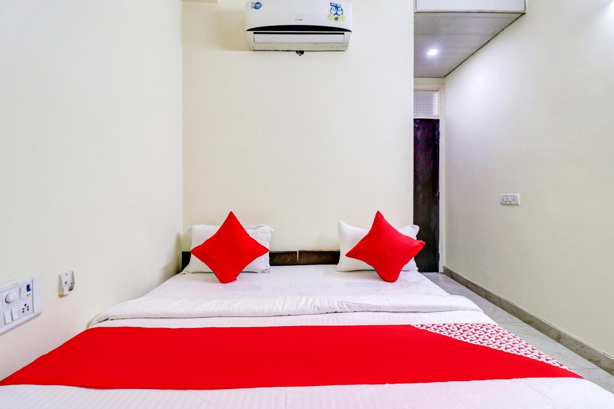 Hotel O Rs Hotels Near Pitampura Metro Delhi  Bagian luar foto