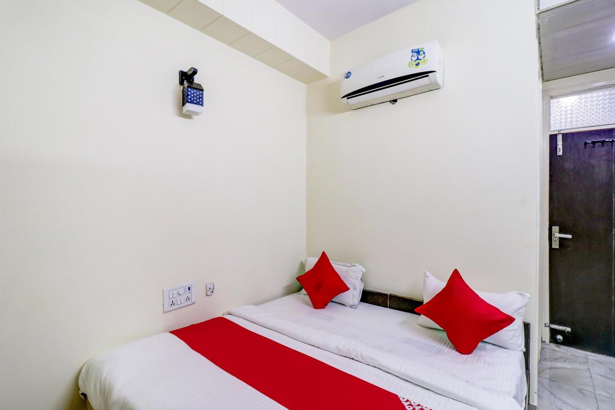 Hotel O Rs Hotels Near Pitampura Metro Delhi  Bagian luar foto