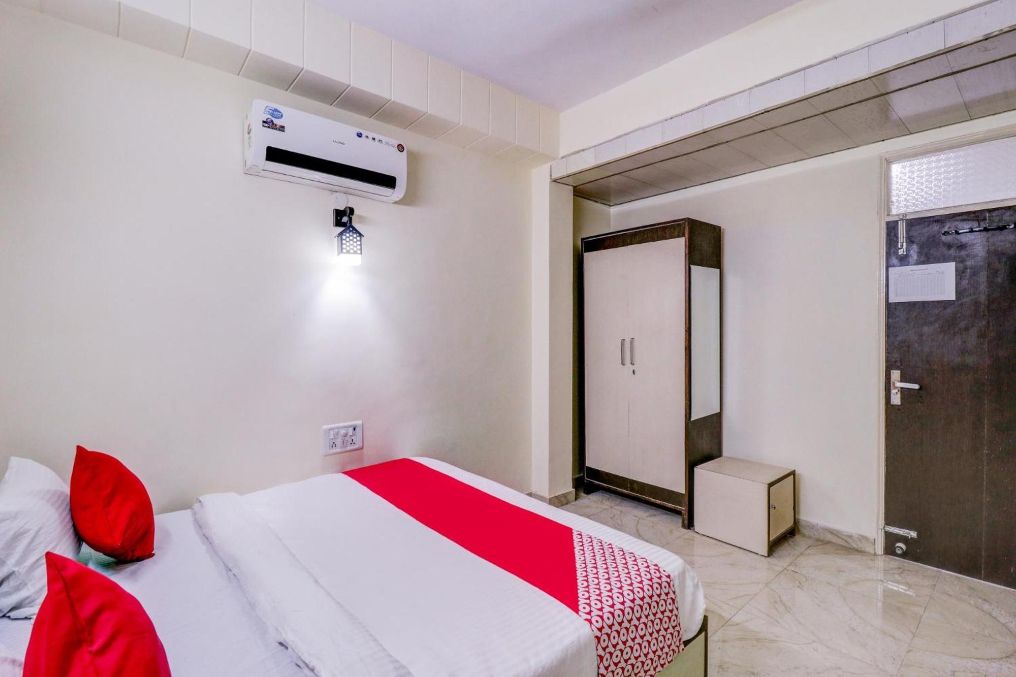 Hotel O Rs Hotels Near Pitampura Metro Delhi  Bagian luar foto