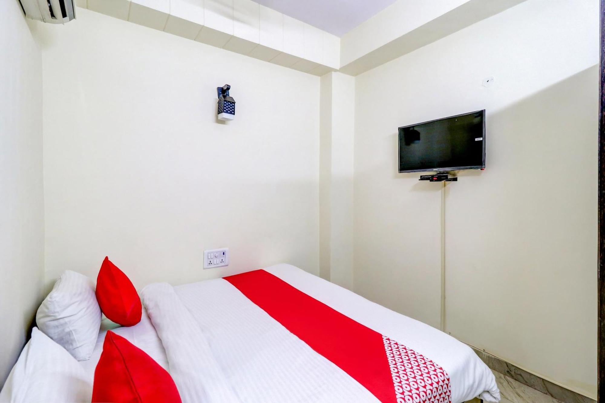 Hotel O Rs Hotels Near Pitampura Metro Delhi  Bagian luar foto