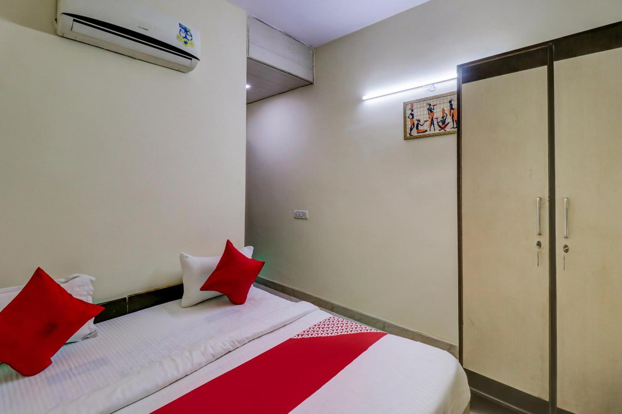 Hotel O Rs Hotels Near Pitampura Metro Delhi  Bagian luar foto