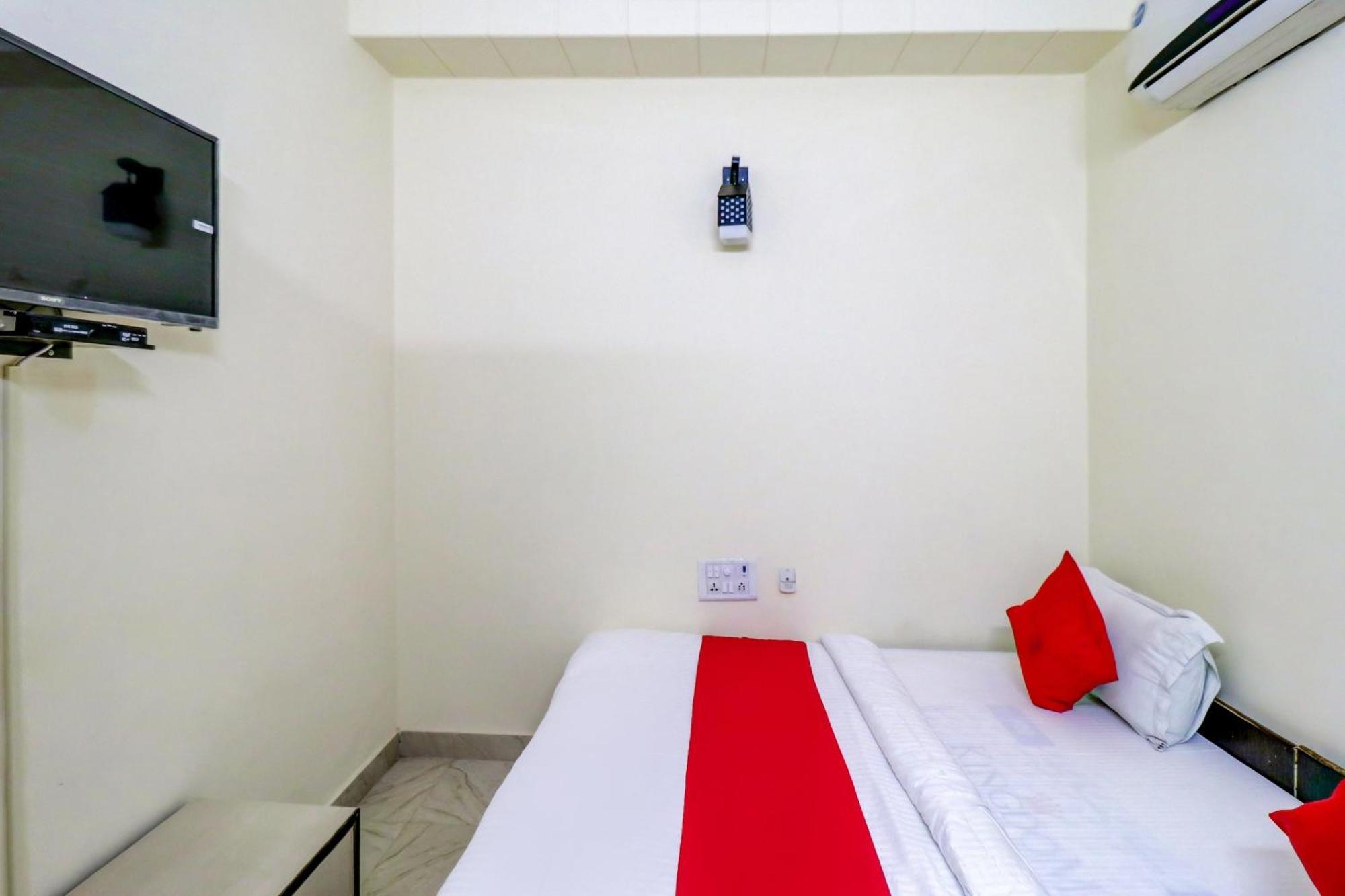 Hotel O Rs Hotels Near Pitampura Metro Delhi  Bagian luar foto