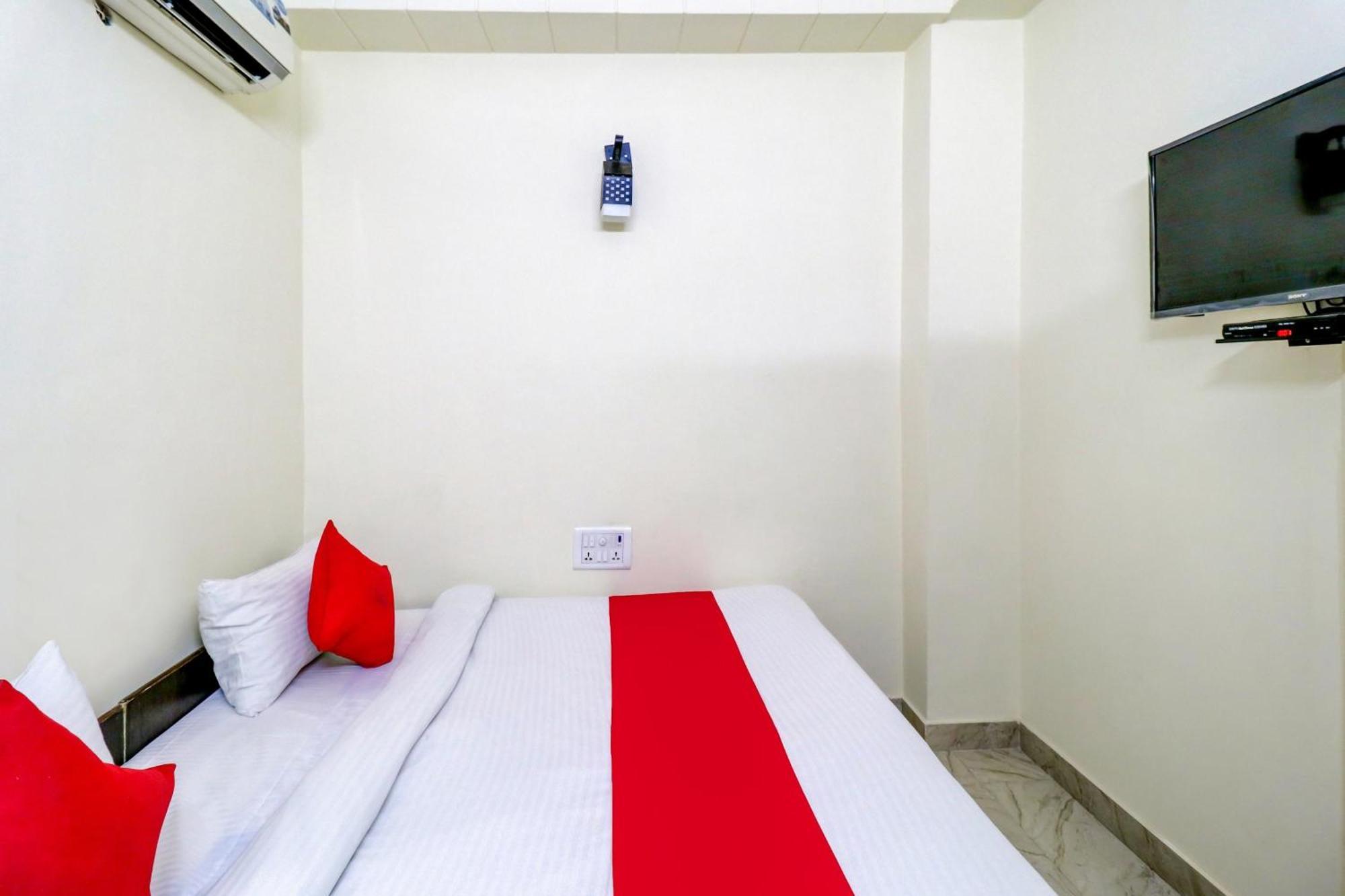 Hotel O Rs Hotels Near Pitampura Metro Delhi  Bagian luar foto