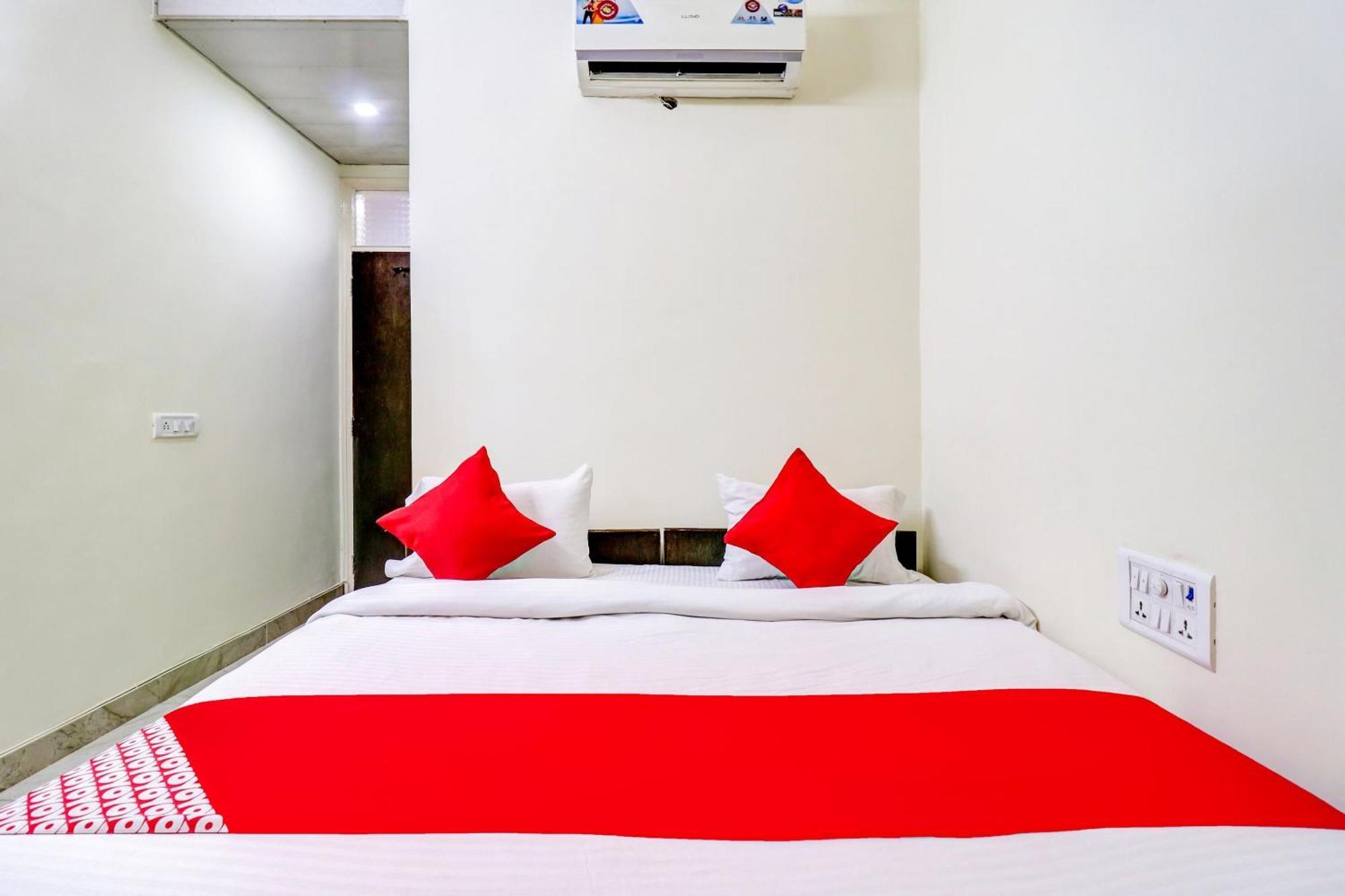 Hotel O Rs Hotels Near Pitampura Metro Delhi  Bagian luar foto