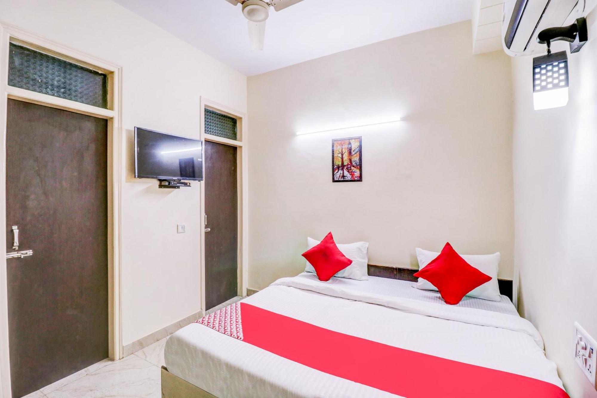 Hotel O Rs Hotels Near Pitampura Metro Delhi  Bagian luar foto