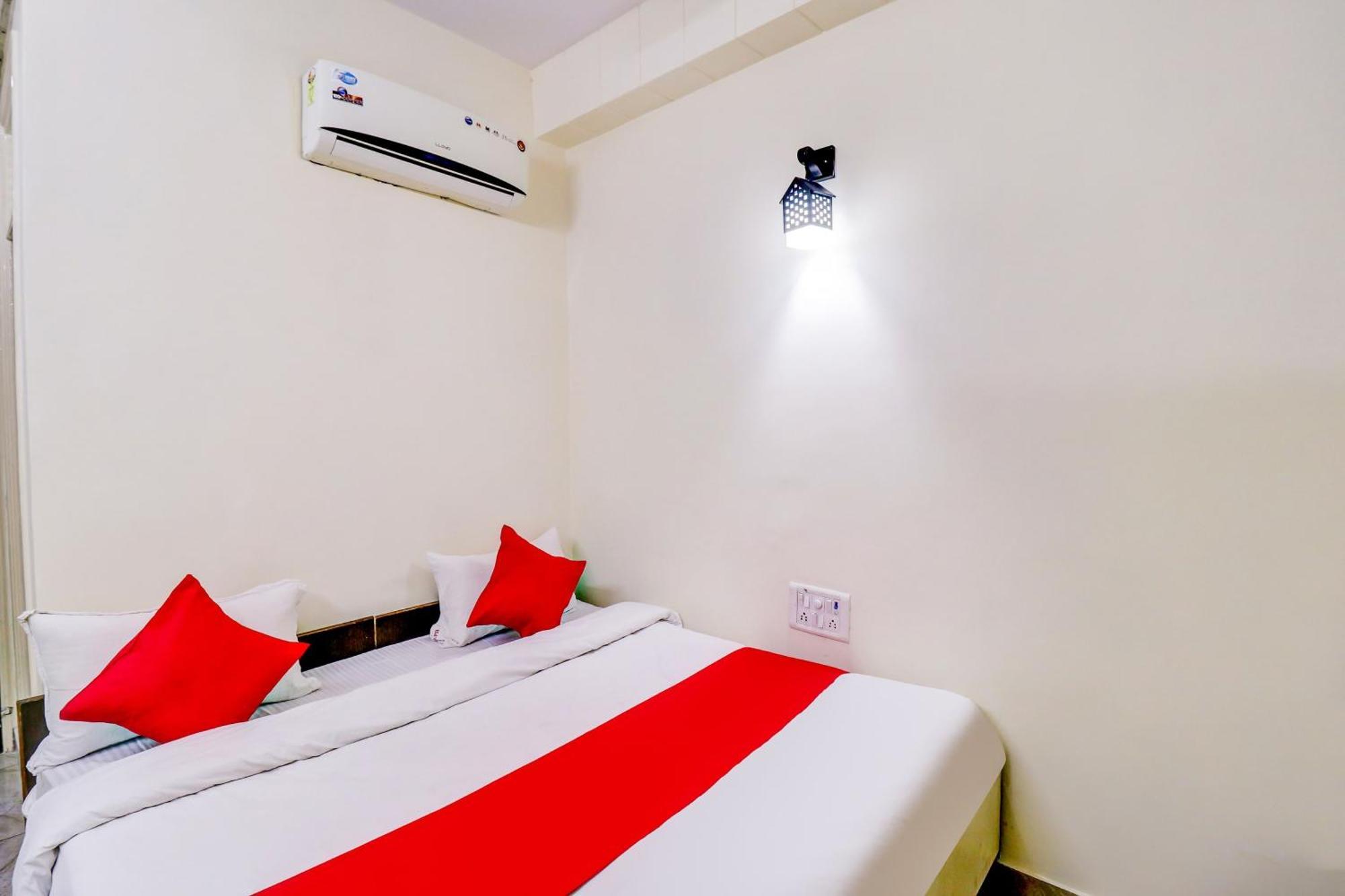Hotel O Rs Hotels Near Pitampura Metro Delhi  Bagian luar foto