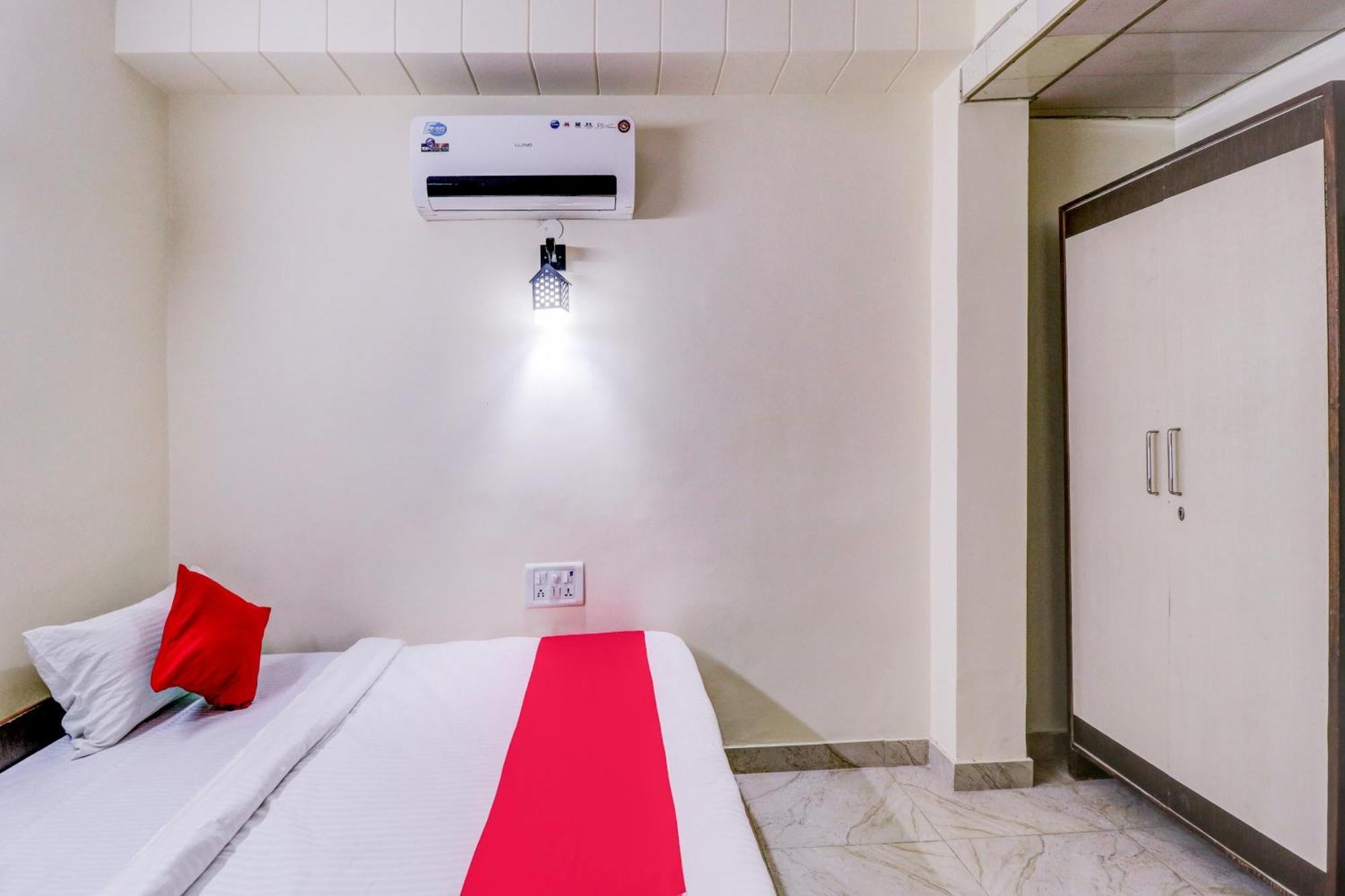 Hotel O Rs Hotels Near Pitampura Metro Delhi  Bagian luar foto