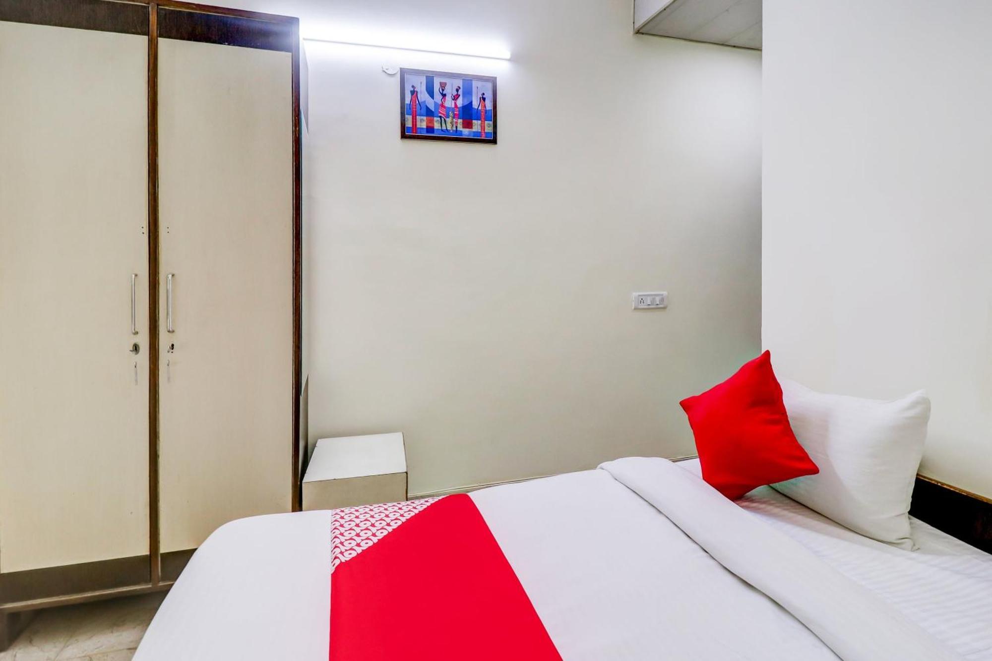Hotel O Rs Hotels Near Pitampura Metro Delhi  Bagian luar foto