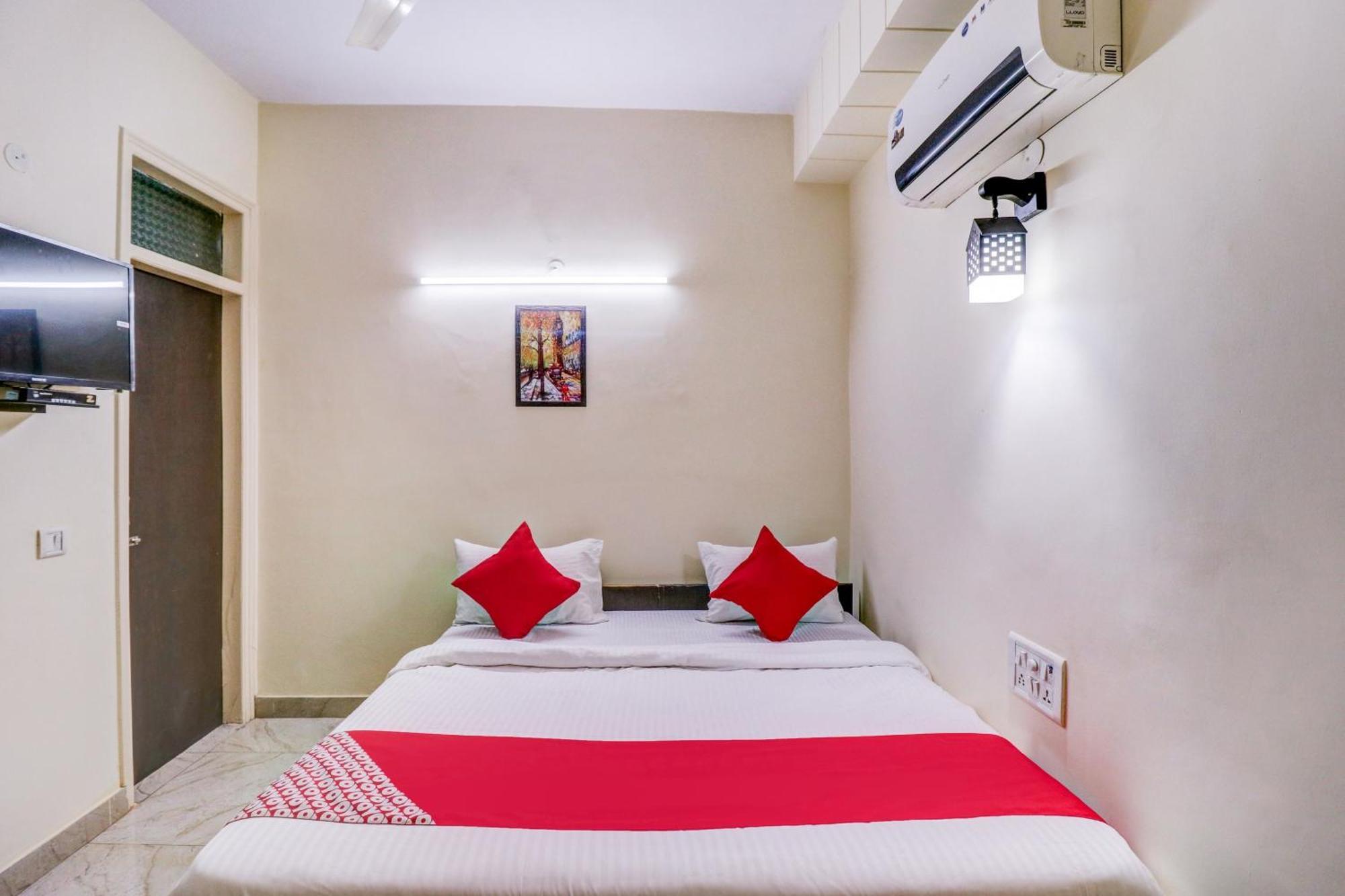 Hotel O Rs Hotels Near Pitampura Metro Delhi  Bagian luar foto