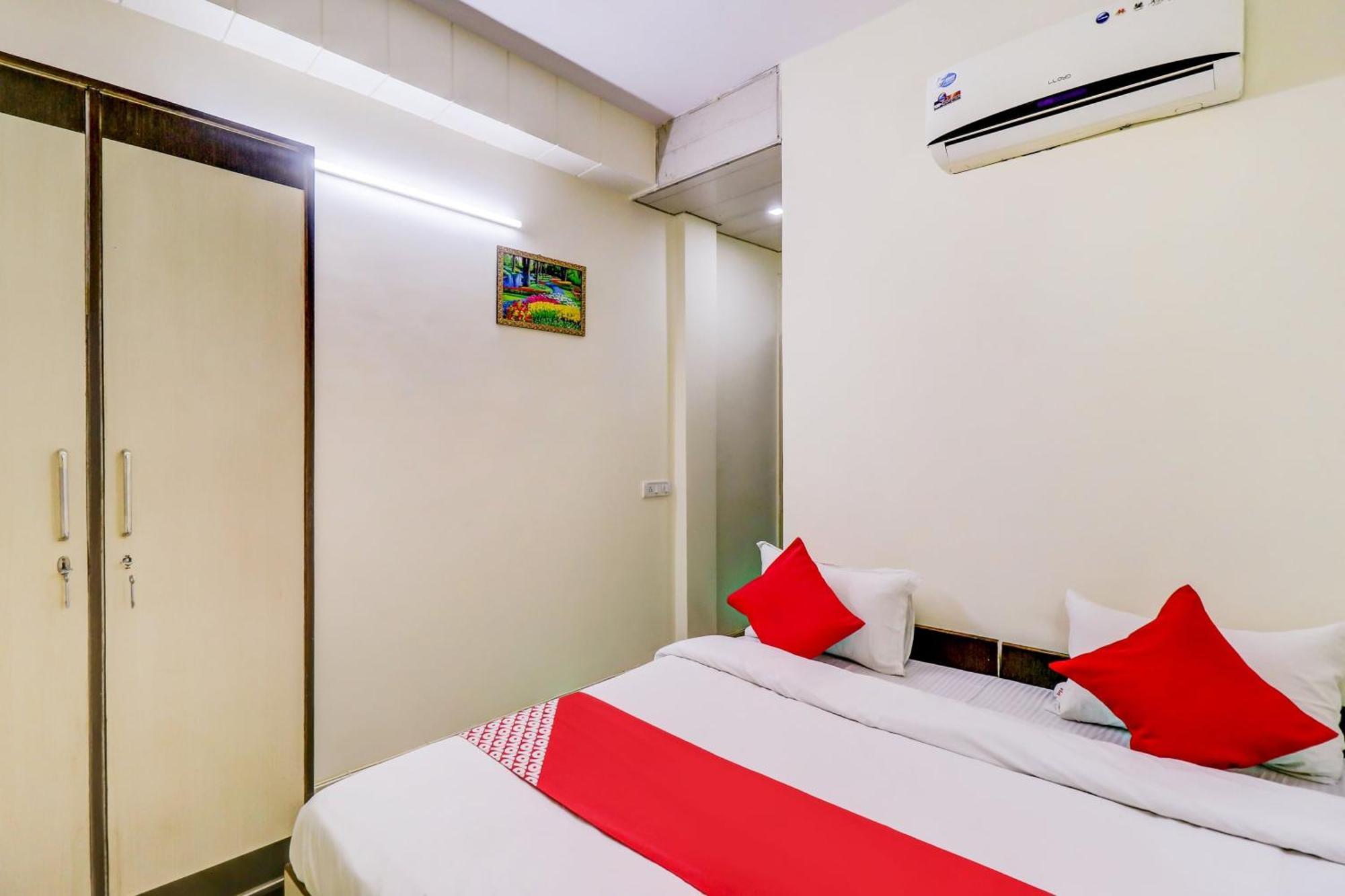 Hotel O Rs Hotels Near Pitampura Metro Delhi  Bagian luar foto