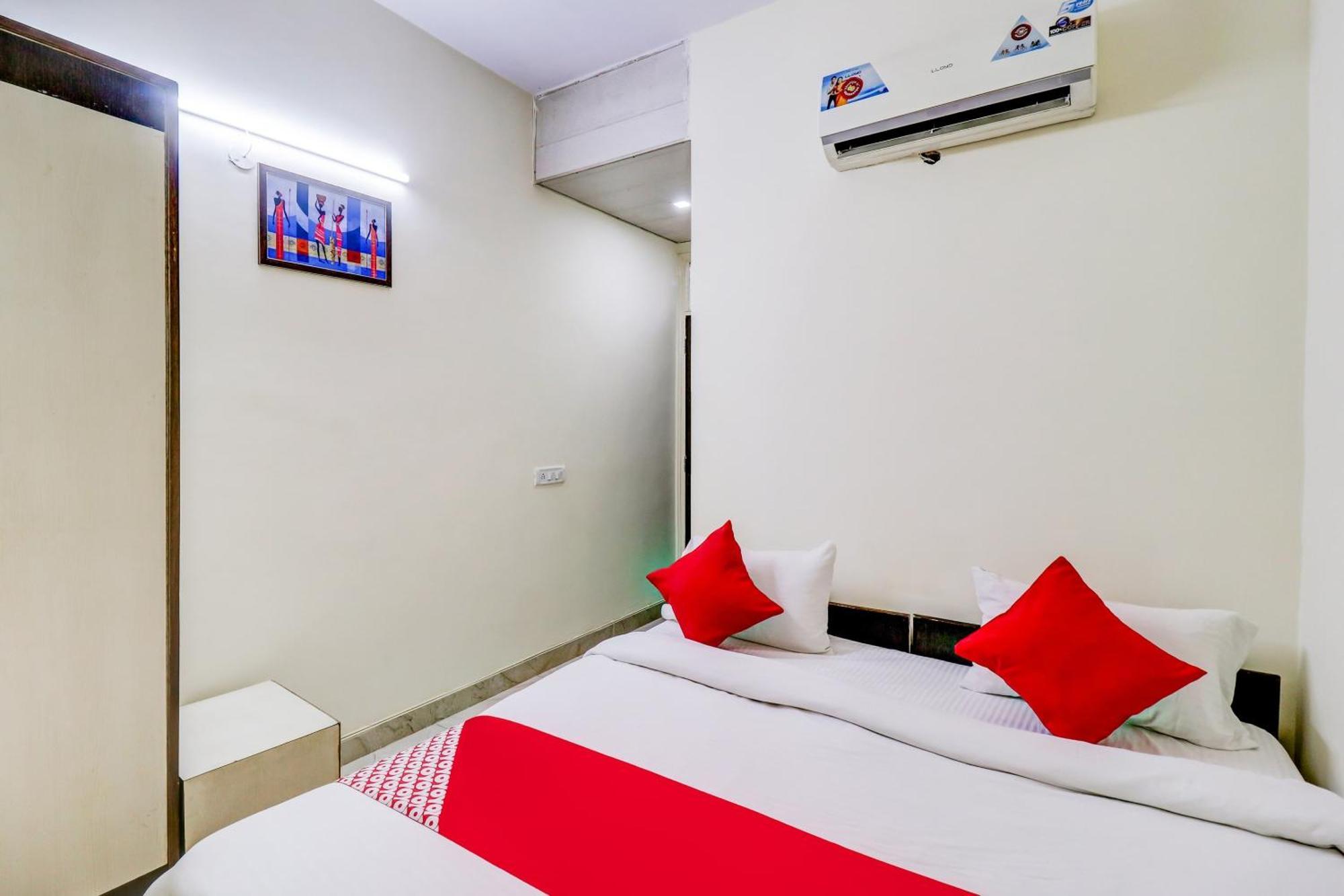 Hotel O Rs Hotels Near Pitampura Metro Delhi  Bagian luar foto
