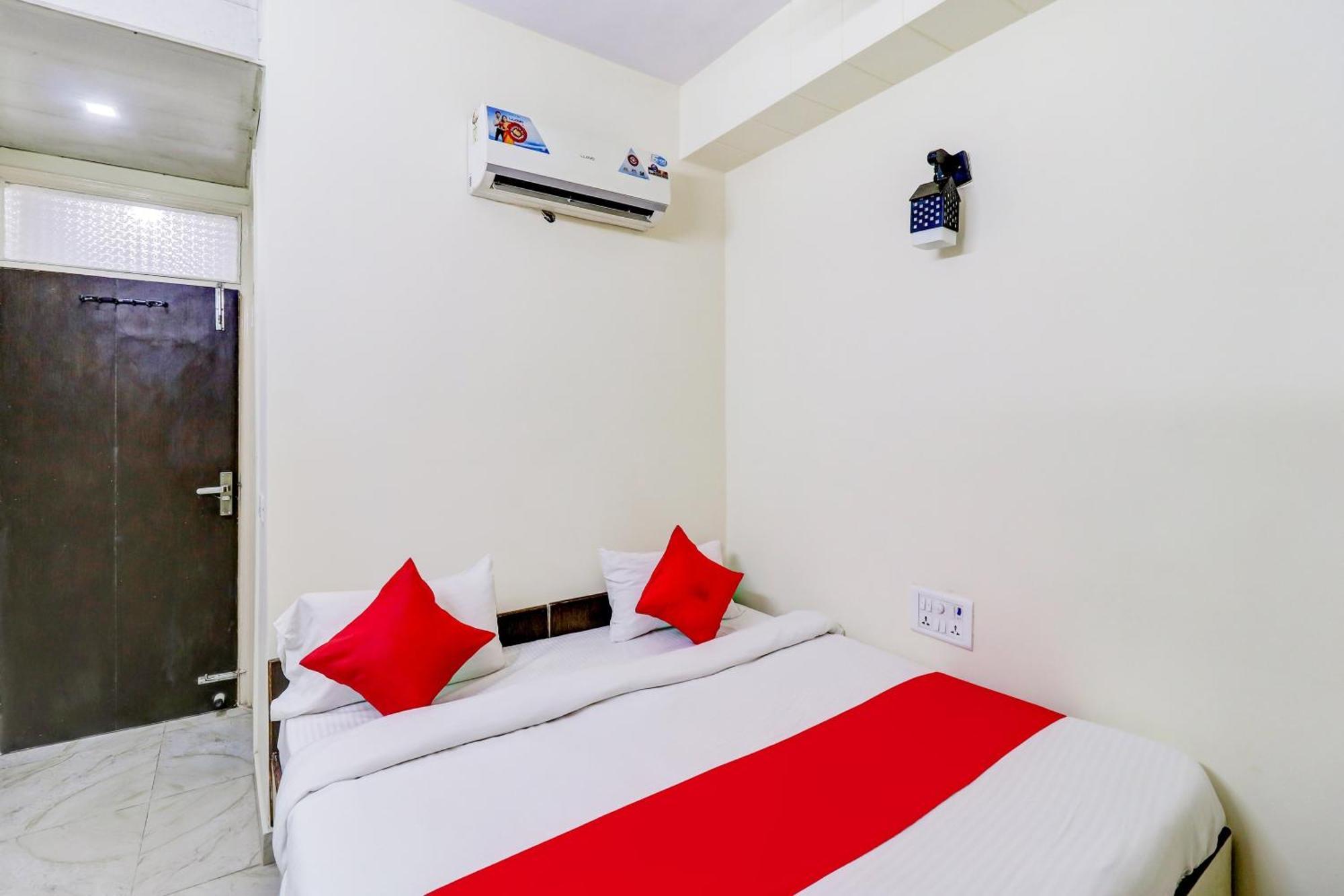 Hotel O Rs Hotels Near Pitampura Metro Delhi  Bagian luar foto