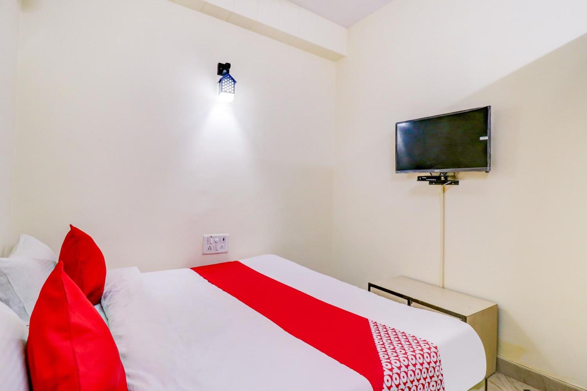 Hotel O Rs Hotels Near Pitampura Metro Delhi  Bagian luar foto