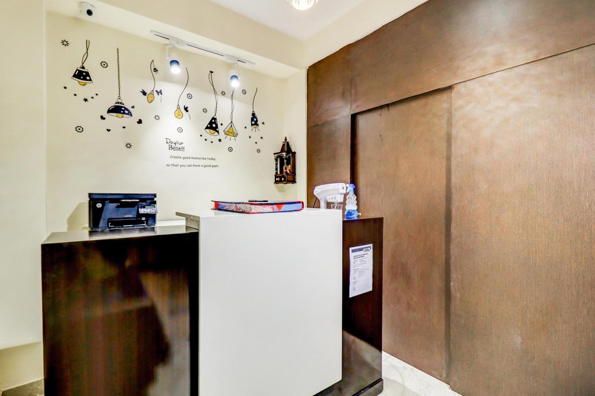 Hotel O Rs Hotels Near Pitampura Metro Delhi  Bagian luar foto